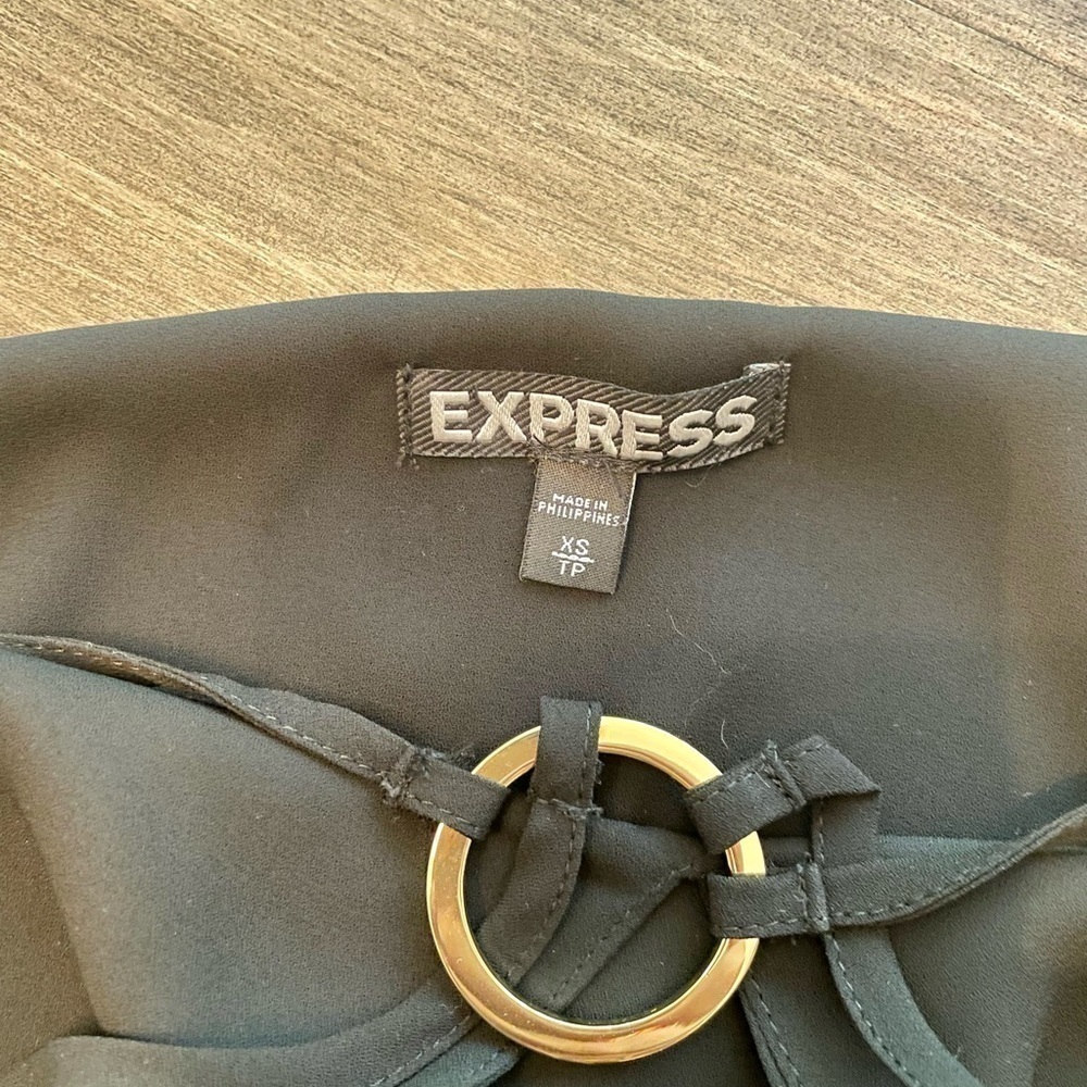 𝅺EXPRESS drape back hardware accented cami - Picture 4 of 6
